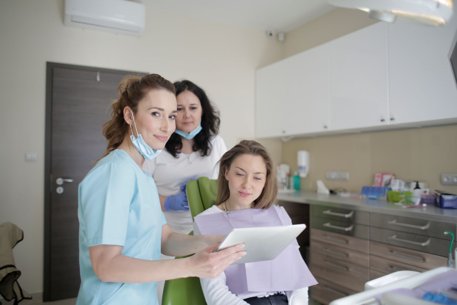 Dentista illustra il piano di cura e il preventivo alla paziente